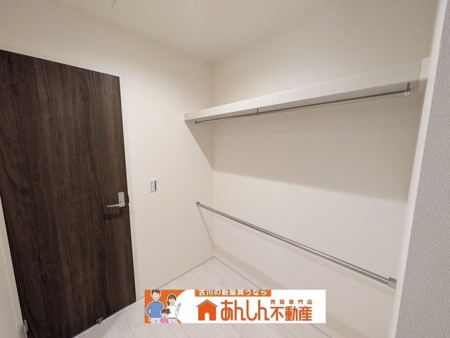 【収納】 | ＼家 賃7～8万払うならコレ／諸経費込で月7万 円 台！車ローン相 談 可＆賢く暮らす家 | ファミリークローゼットはウォークスルー仕様で出入りも楽々