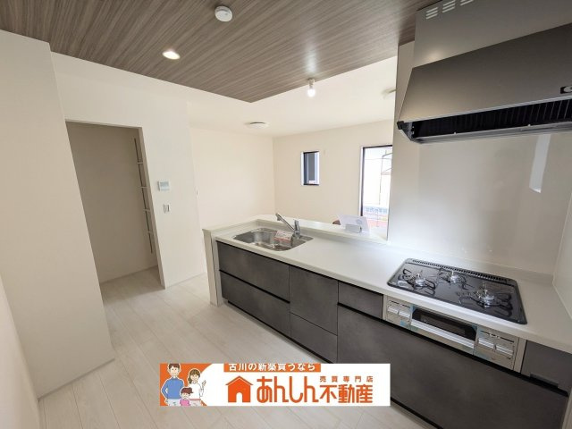 【キッチン】 | ＼家 賃7～8万払うならコレ／諸経費込で月7万 円 台！車ローン相 談 可＆賢く暮らす家 | パントリー付きキッチン