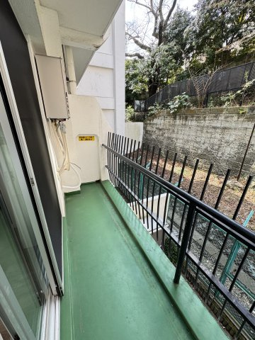 秀和高輪レジデンス　２Fのバルコニー