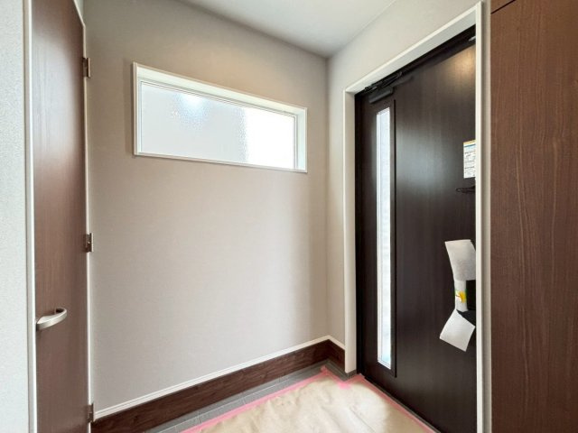タマタウン　羽島市福寿町本郷（福寿小）　全4区画分譲の玄関|大容量のシューズ収納付きで玄関周りもすっきり！玄関ドアからの光が玄関ホールを明るくしてくれます。