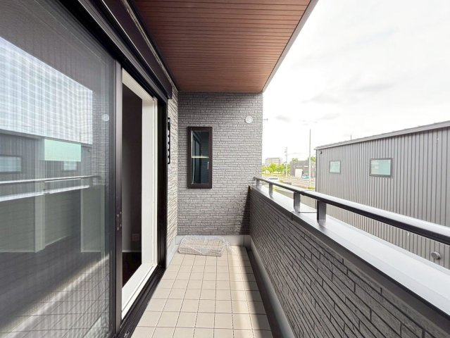 タマタウン　羽島市福寿町本郷（福寿小）　全4区画分譲のバルコニー|バルコニーは南向きで洗濯物もよく乾きます！強度と表面積硬度を持つFPRで防水しています。