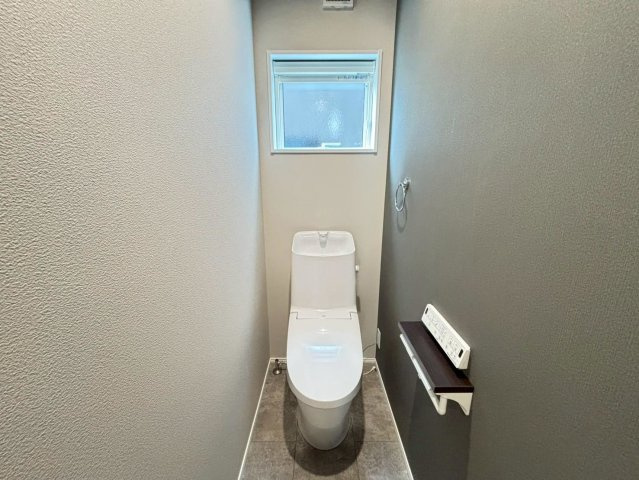 タマタウン　羽島市福寿町本郷（福寿小）　全4区画分譲のトイレ|超節水型の水洗トイレを標準採用。汚れが付きにくいコーティング加工で、いつでも清潔に保てる便座を装備。