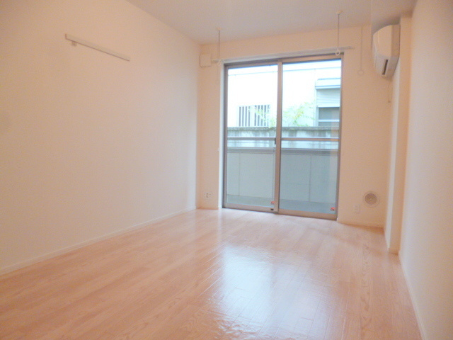 Ｔ．Ｍ　ＨＡＵＳの居間・リビング|7.3帖の洋室