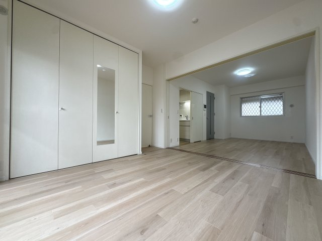 【居間・リビング】 | エンクレスト天神南Ⅲ☆仲介手数料無料☆ | 【在宅ワークも快適】明るい陽射しが差し込むリビング。デスクを置いても圧迫感のない広さで、リモートワークも捗ります。