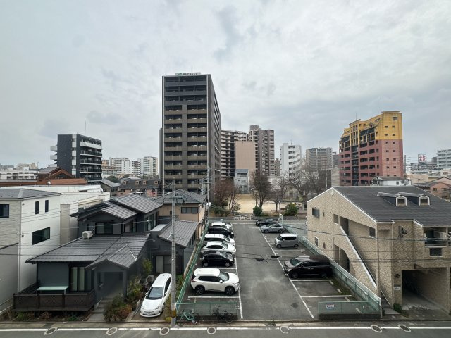 【展望】 | エンクレスト天神南Ⅲ☆仲介手数料無料☆ | 地下鉄「渡辺通」駅まで徒歩圏内。延伸した七隈線で博多駅へもダイレクトアクセスが可能です。仕事帰りのお買い物や週末のショッピングも、すべて徒歩圏内で完結する贅沢な立地です。