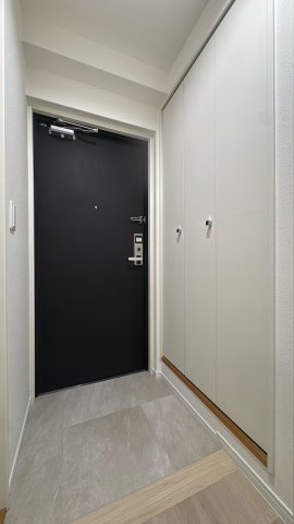 【玄関】 | エンクレスト天神南Ⅲ☆仲介手数料無料☆ | 【住まいの顔を美しく】収納力のあるシューズボックスを備えたスッキリとした玄関。毎日を気持ちよくスタートできる空間です。