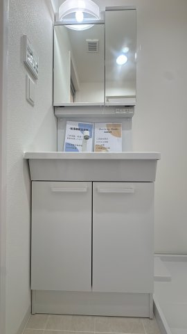 【独立洗面台】 | エンクレスト天神南Ⅲ☆仲介手数料無料☆ | 【忙しい朝の味方】三面鏡タイプの独立洗面台。化粧品やシェービング用品も鏡裏に収まり、身支度がスムーズに整います。