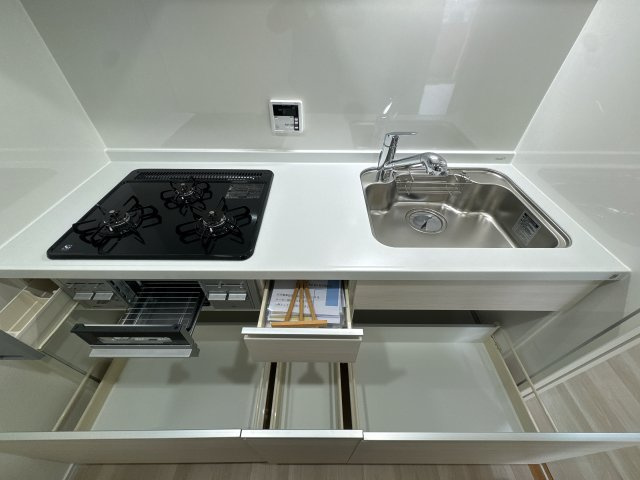 【キッチン】 | エンクレスト天神南Ⅲ☆仲介手数料無料☆ | 使い勝手の良いシステムキッチンを採用。上下に豊富な収納スペースを確保しており、調理器具や食器もスッキリ片付きます。効率的な動線で、毎日の家事時間がより楽しく、スムーズになる設計です。