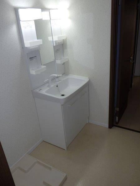 クレールの洗面所|朝の身支度もスムーズに。使いやすさと清潔感を兼ね備えた洗面スペース。