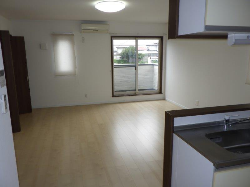 クレールの居間・リビング|※入居中の為、以前のお部屋写真となります。家族の時間も、一人のくつろぎも心地よい広々LDK。自然とここに集まりたくなる空間です。