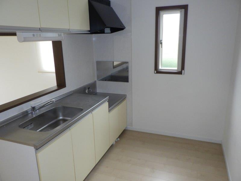 クレールのキッチン|料理をしながらリビングを見渡せる配置で、会話が弾むあたたかな毎日を演出します。