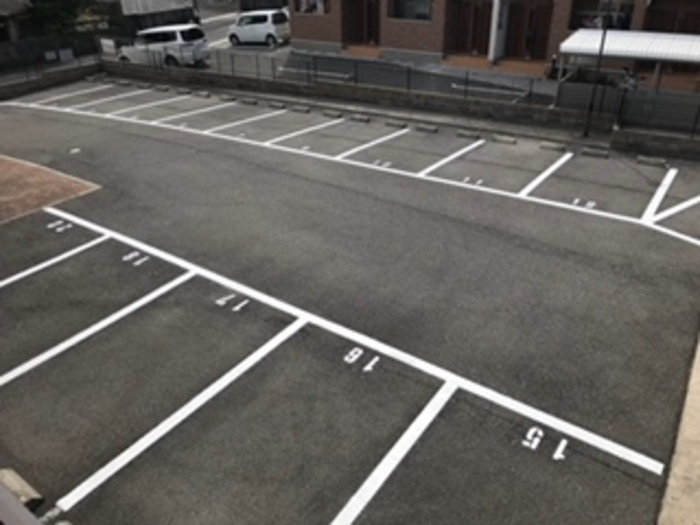 ドルチェ鈴蘭の駐車場