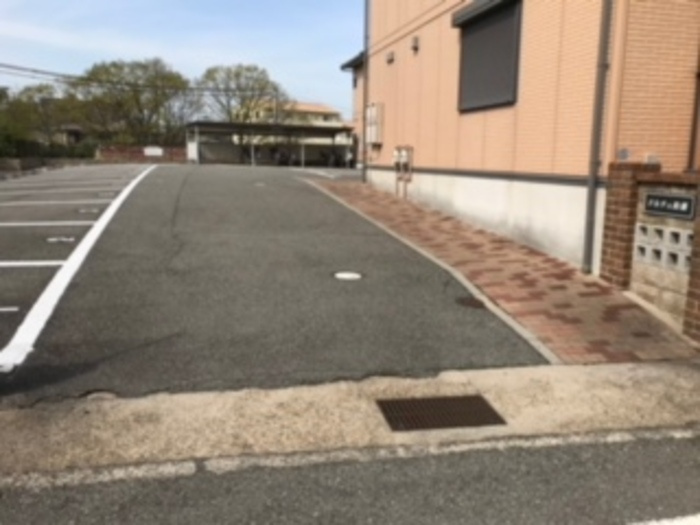 ドルチェ鈴蘭の駐車場