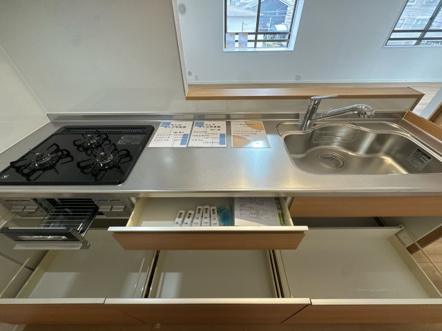 【キッチン】 | スカイハイツ五条☆仲介手数料無料☆ | 【会話が弾む対面式キッチン】お料理中もリビングの家族とコミュニケーションが取れる設計。使い勝手の良い動線と豊富な収納で、毎日の家事がもっと楽しくスムーズに。