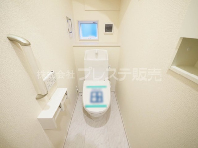 【トイレ】 | 奈良市杏町の新築一戸建 全７区画 | 現地写真（Ｔ－７号地１階トイレ）温水洗浄便座を標準装備！