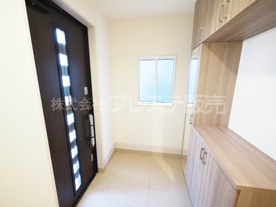 【玄関】 | 奈良市杏町の新築一戸建 全７区画 | 現地写真（Ｔ－７号地玄関）電子ロック＆ディンプルキーを標準装備！