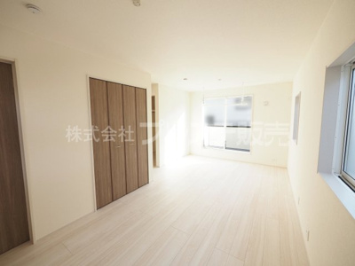 【洋室】 | 奈良市杏町の新築一戸建 全７区画 | 現地写真（Ｔ－７号地２階洋室）ライフステージの変化に応じて、２部屋に分割もできます。