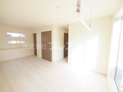 【洋室】 | 奈良市杏町の新築一戸建 全７区画 | 現地写真（Ｔ－７号地２階洋室）ライフステージの変化に応じて、２部屋に分割もできます。
