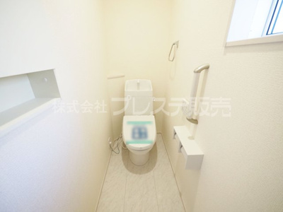 【トイレ】 | 奈良市杏町の新築一戸建 全７区画 | 現地写真（Ｔ－７号地２階トイレ）温水洗浄便座を標準装備！