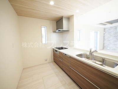 【キッチン】 | 奈良市杏町の新築一戸建 全７区画 | 現地写真（Ｔ－７号地キッチン）人気の対面キッチン♪食器洗い乾燥機＆浄水器を標準装備！