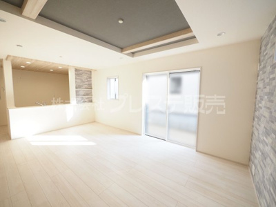 【居間・リビング】 | 奈良市杏町の新築一戸建 全７区画 | 現地写真（Ｔ－７号地リビング）ＬＤＫは広々１７帖！南向きですので、陽あたり良好です♪
