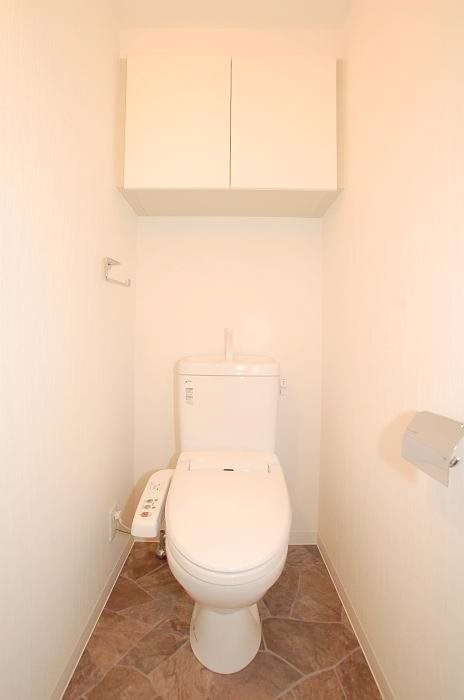 ステージグランデ大森町のトイレ|棚収納に温水洗浄便座付きのトイレ