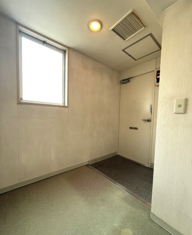 第二駅南ハイツの玄関