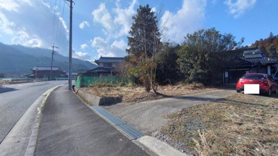 【前面道路含む現地写真】 | 安佐北区白木町井原 | 部屋数が豊富な７ＤＫ古民家、倉庫物置、畑つき