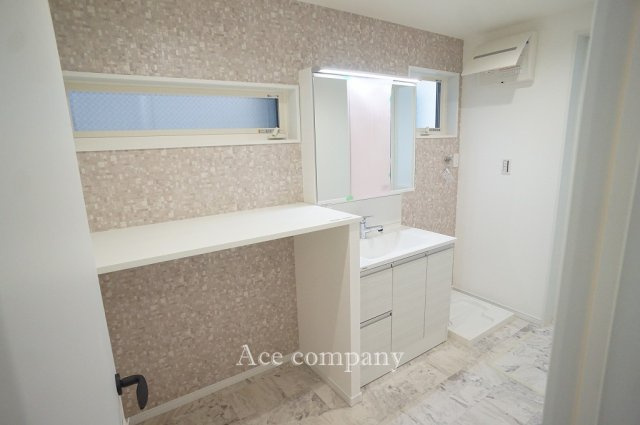 【ランドリースペース】 | 八尾市本町2丁目 | ゆとりのカウンター付き洗面＆ランドリー室♪床下収納も付いています♪