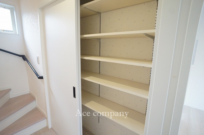 【収納】 | 八尾市本町2丁目 | 2階、廊下に大容量の収納あります♪便利な可動式の棚付きです♪