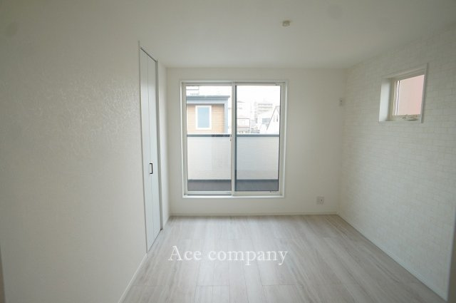 【寝室】 | 八尾市本町2丁目 | 【3階：洋室6.14帖】バルコニーに面したお部屋です☆