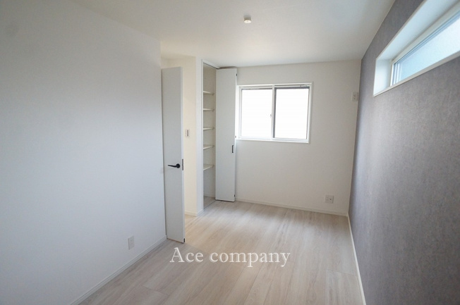 【子供部屋】 | 八尾市本町2丁目 | 【3階：洋室5.72帖】棚付き物入れ収納もあります♪