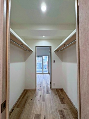 今福西コーポの収納|二つの洋室とつながるウォークスルークローゼットです。