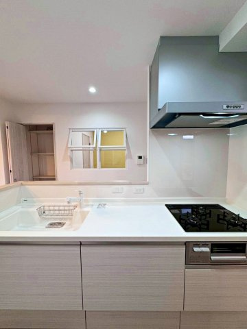 今福西コーポのキッチン|3口コンロ付きシステムキッチン
キッチン後ろにはカップボード付きです。