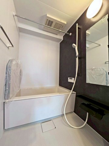 今福西コーポの浴室|冬にうれしい追い焚き機能付き浴室。
洗濯物に大活躍の浴室乾燥機付きです！