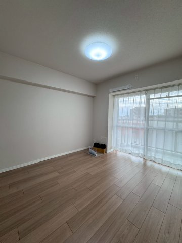 クローバーハイツ森小路二号棟の洋室