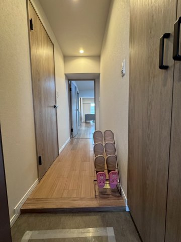 クローバーハイツ森小路二号棟の玄関|シューズボックス付きで玄関もすっきりです！