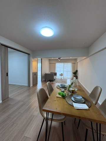 クローバーハイツ森小路二号棟の居間・リビング|南西向きバルコニー面して陽当り良好です！