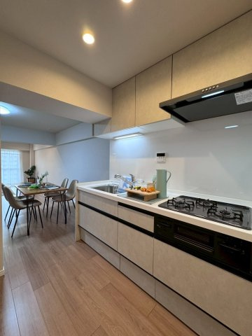 クローバーハイツ森小路二号棟のキッチン|3口コンロ付きシステムキッチン
上下に収納付きで調理器具もすっきり片付きます！