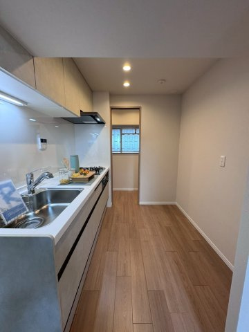 クローバーハイツ森小路二号棟のキッチン|キッチン横には日用品や食料のストックをたっぷり保管できるパントリーつきです！