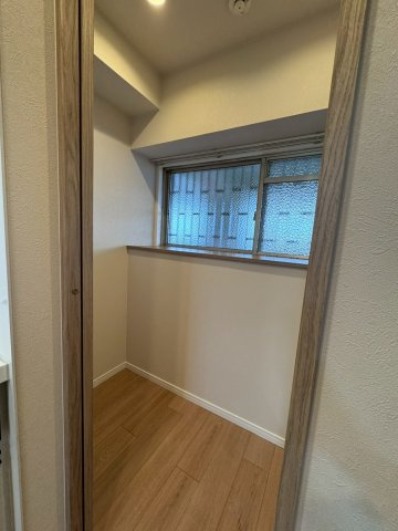 クローバーハイツ森小路二号棟の収納|パントリーは窓付きで換気も安心です！
