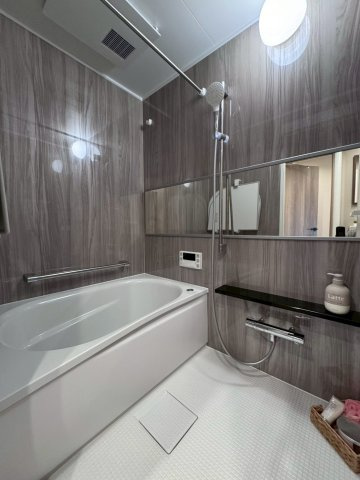 クローバーハイツ森小路二号棟の浴室|ゆったり足を延ばしてくつろげる広さのある浴室です！
ワイドな鏡が広さを感じさせてくれます。