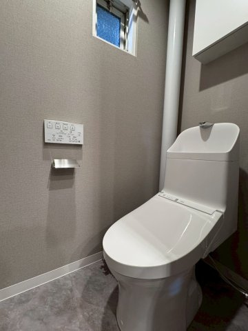 クローバーハイツ森小路二号棟のトイレ|トイレには小窓付きで自然換気も可能です！
温水洗浄機能付きトイレです。