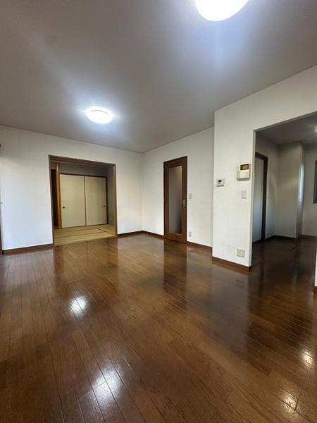 川崎市宮前区西野川3丁目 中古戸建の居間・リビング