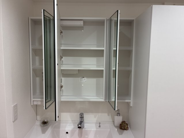 アルスたまプラーザＴ-ＭＯＤＥの独立洗面台|ミラーを開けると収納できるスペース