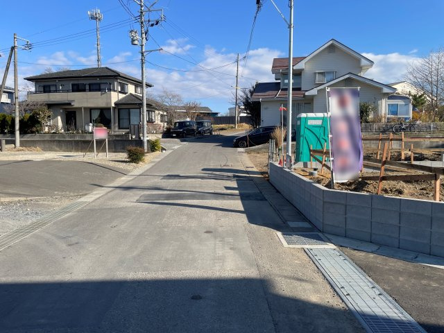 想定年間賃料123.6万　想定利回り6.54％　木造戸建の前面道路含む現地写真