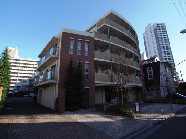 サンウッド新宿戸山フラッツの外観|平成１５年築の新耐震基準マンション、サンウッド新宿戸山フラッツは即日現地案内可能となっておりますので、お気軽にお問い合わせください！