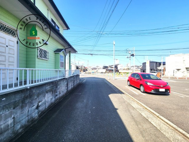 春日市下白水南5丁目第3-2棟（2号棟）　の前面道路含む現地写真|前面道路は閑静な住宅地をはしる車通りの少ない道路。お車の出し入れが苦手なママや小さなお子様にも安心ですね。しっかり舗装もされているので、ベビーカーや自転車で通っても快適に通行できます。