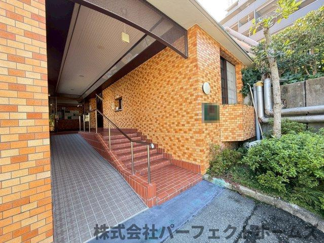 ライオンズマンション枚方|落ち着いたエントランスです