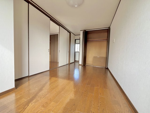 売中古戸建　中央区増楽町の洋室|各部屋に収納スペースがあり、子供部屋としても使いやすい間取りです。
